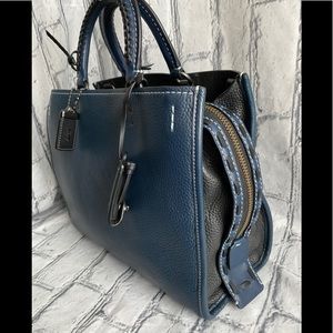 Coach rogue in Prussian blue
